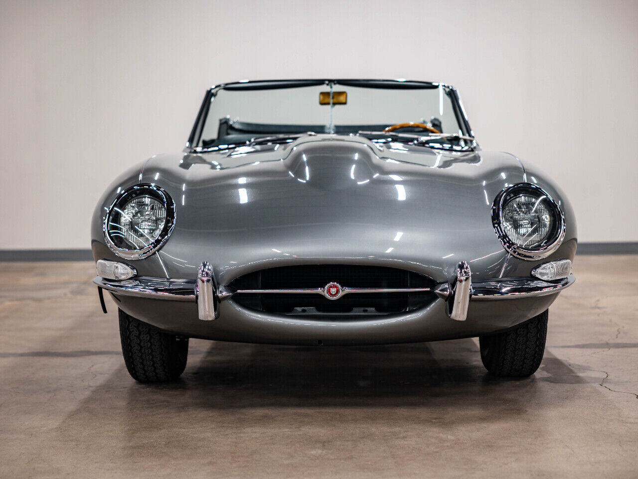 Jaguar-E-Type-1967-Convertible-8