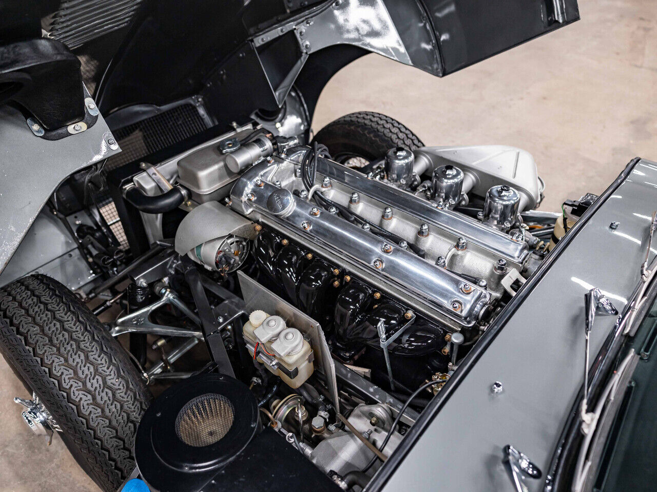Jaguar-E-Type-1967-Convertible-9
