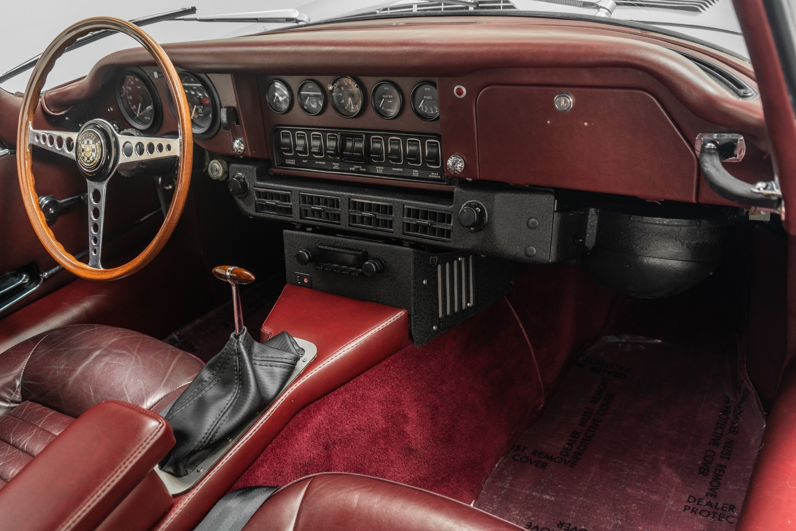 Jaguar-E-Type-1971-2D-Coupe-12