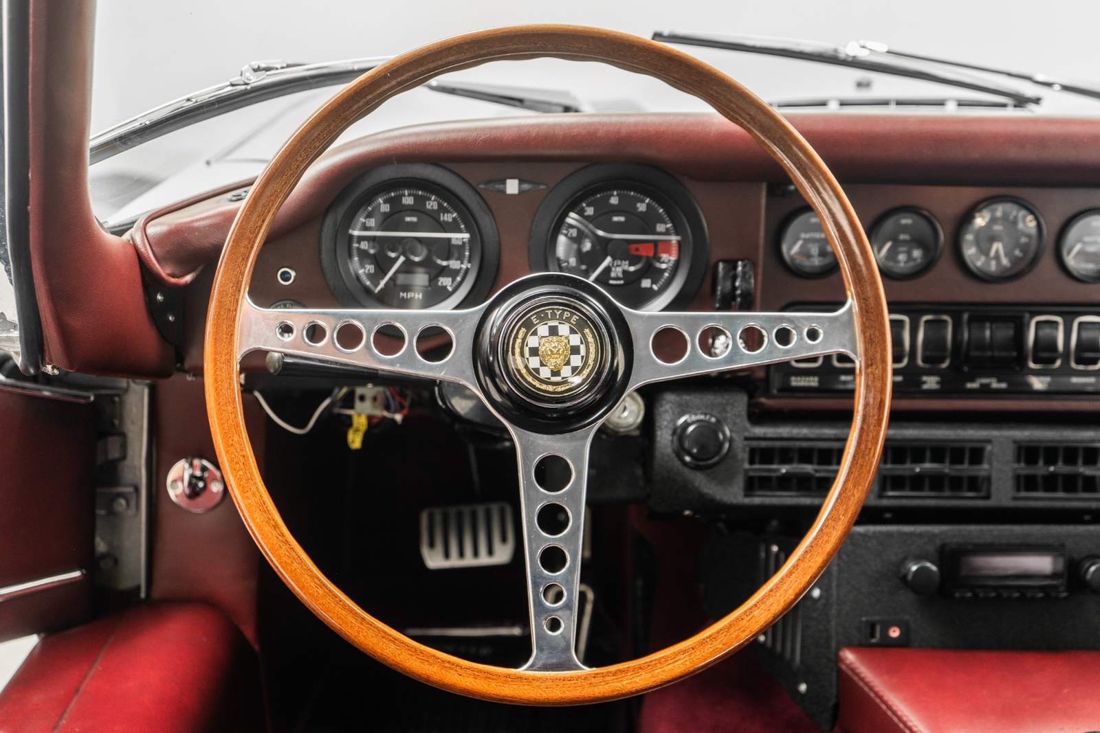 Jaguar-E-Type-1971-2D-Coupe-13