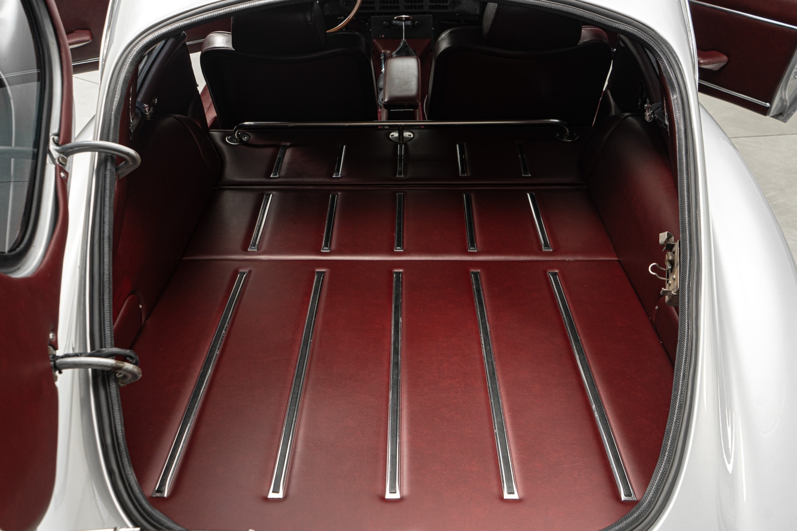 Jaguar-E-Type-1971-2D-Coupe-17