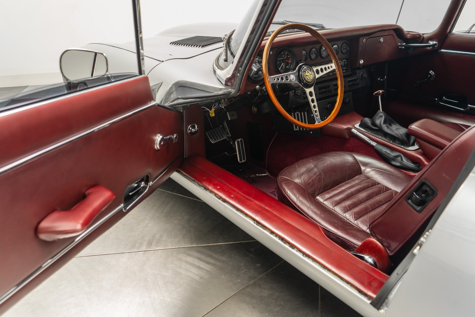 Jaguar-E-Type-1971-2D-Coupe-21