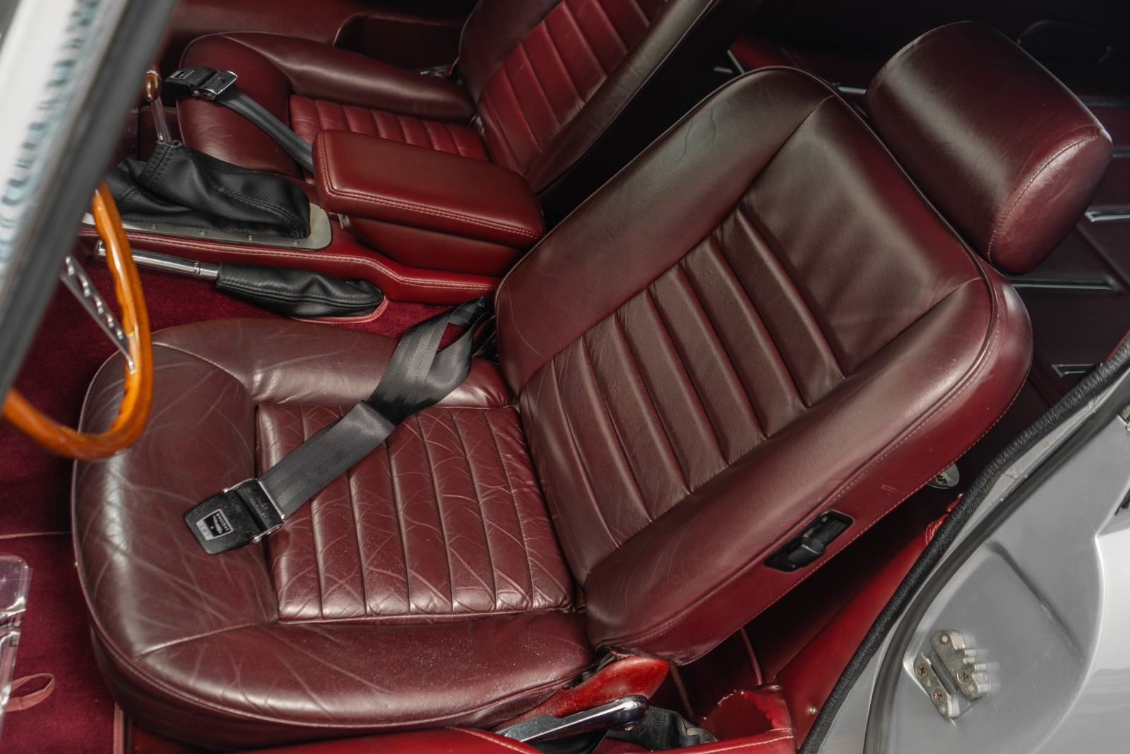 Jaguar-E-Type-1971-2D-Coupe-22