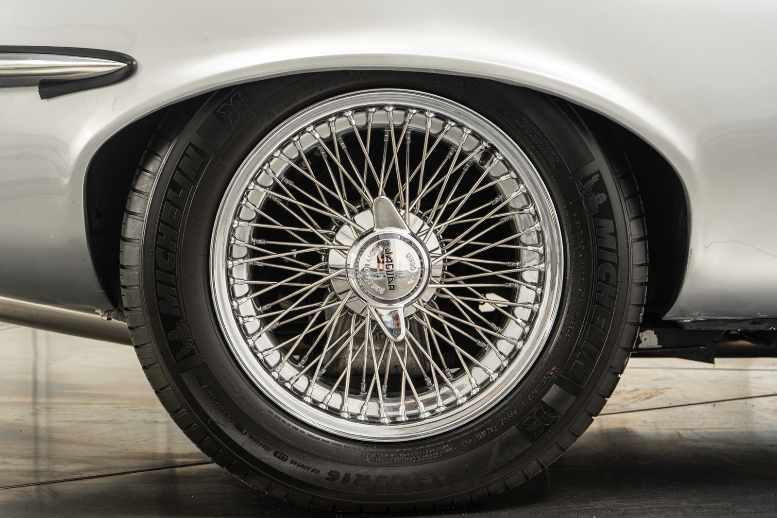 Jaguar-E-Type-1971-2D-Coupe-27