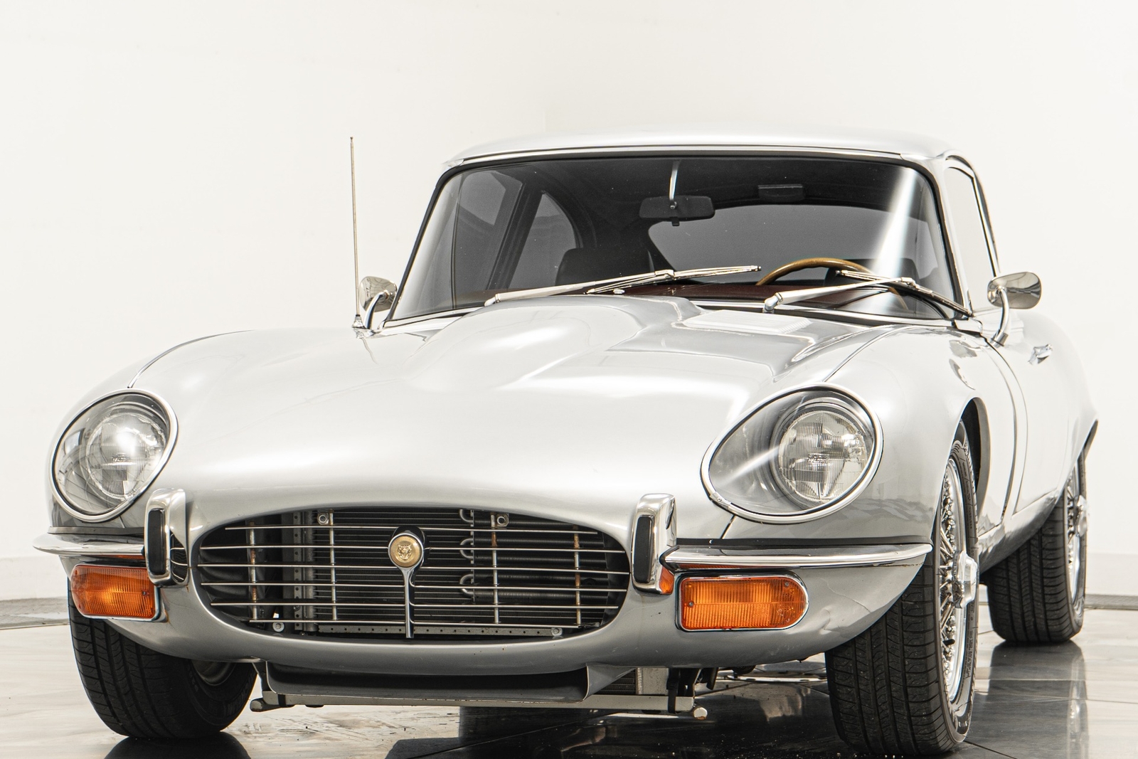 Jaguar-E-Type-1971-2D-Coupe-3