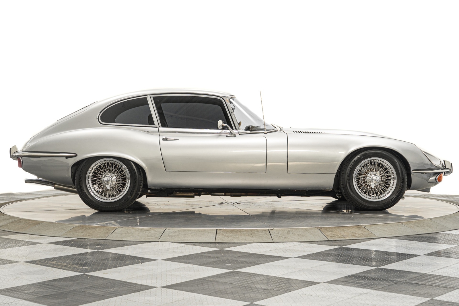 Jaguar-E-Type-1971-2D-Coupe-34