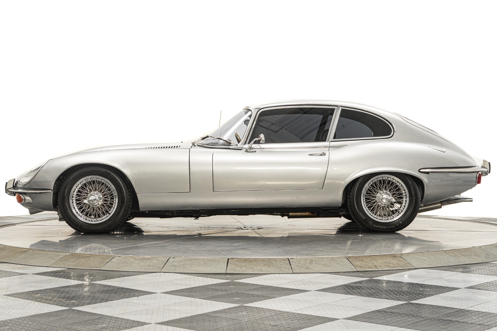 Jaguar-E-Type-1971-2D-Coupe-4