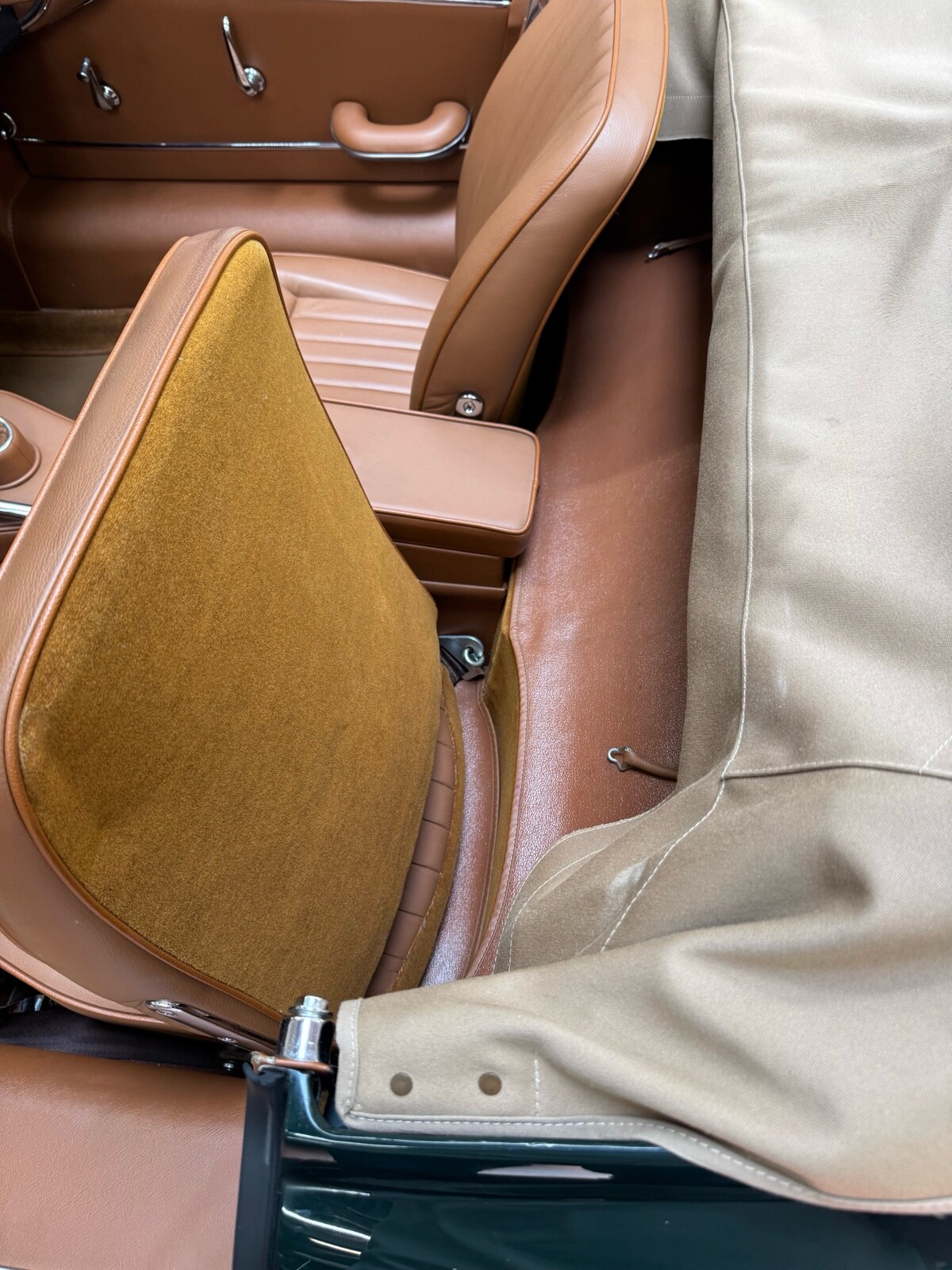 Jaguar-E-Type-4.2-1967-Convertible-11