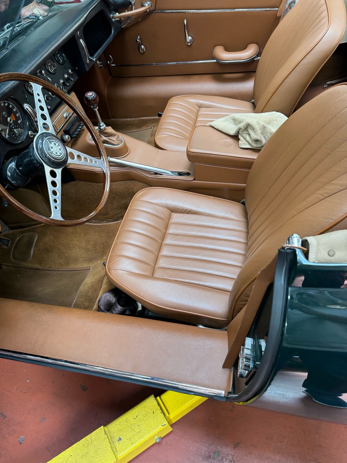 Jaguar-E-Type-4.2-1967-Convertible-13