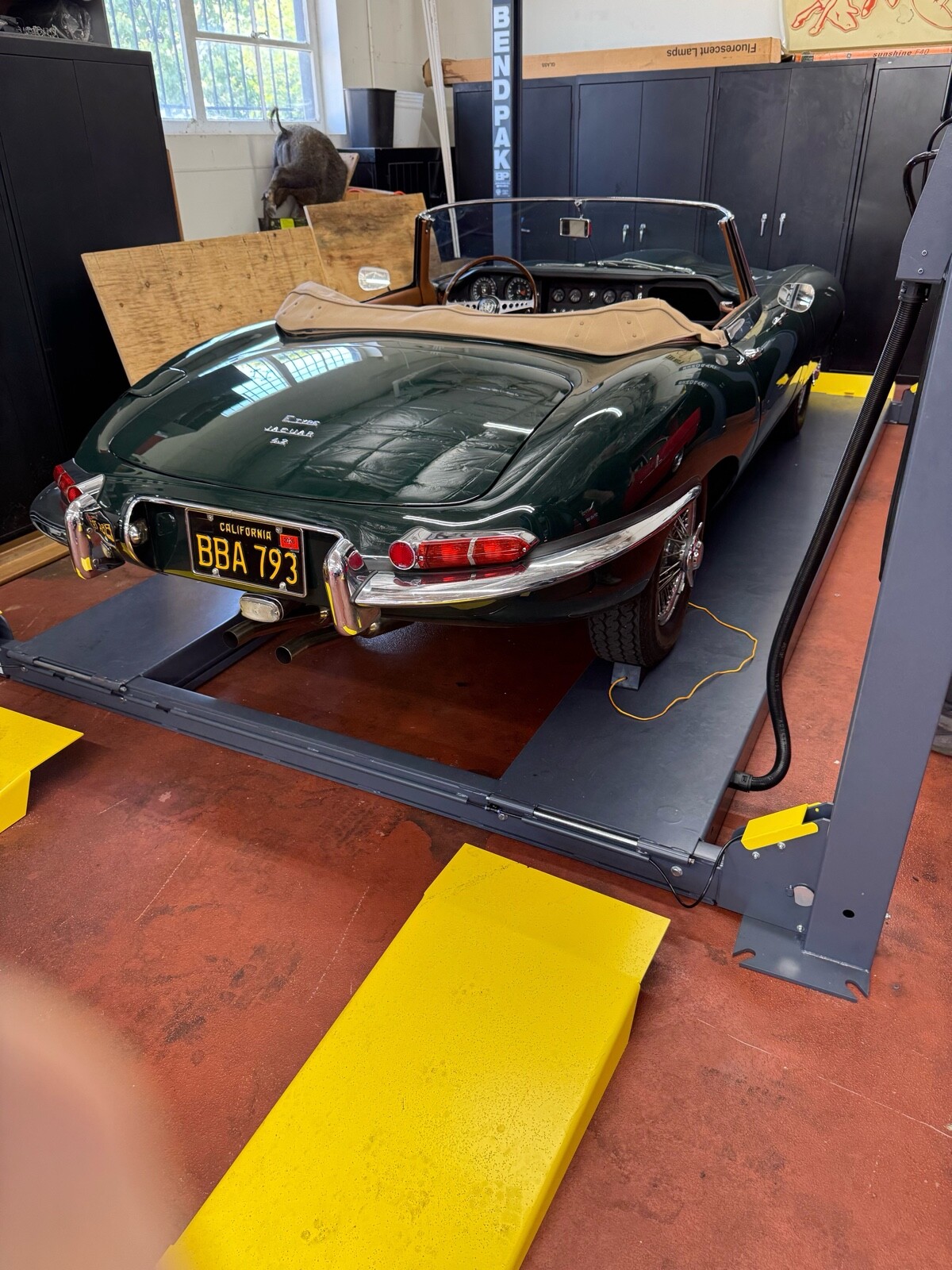 Jaguar-E-Type-4.2-1967-Convertible-32