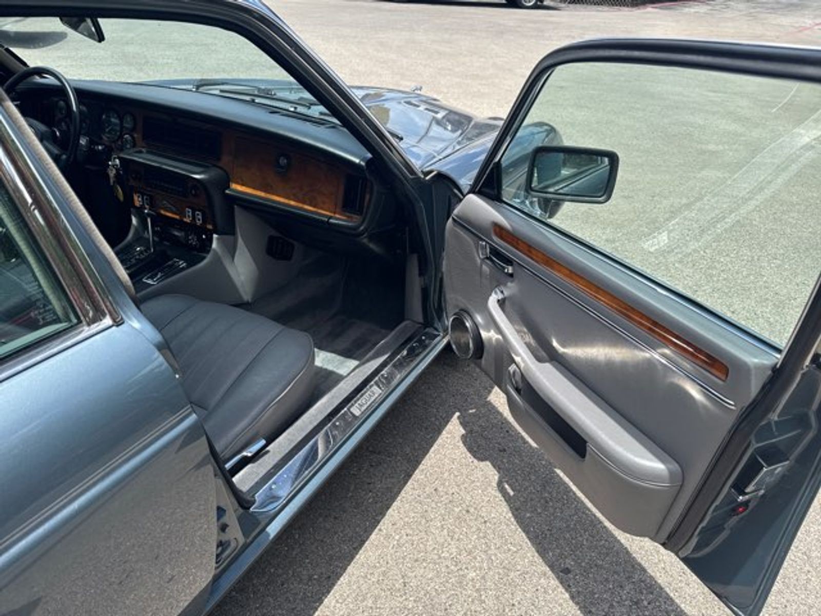 Jaguar-XJ-1986-Sedan-11