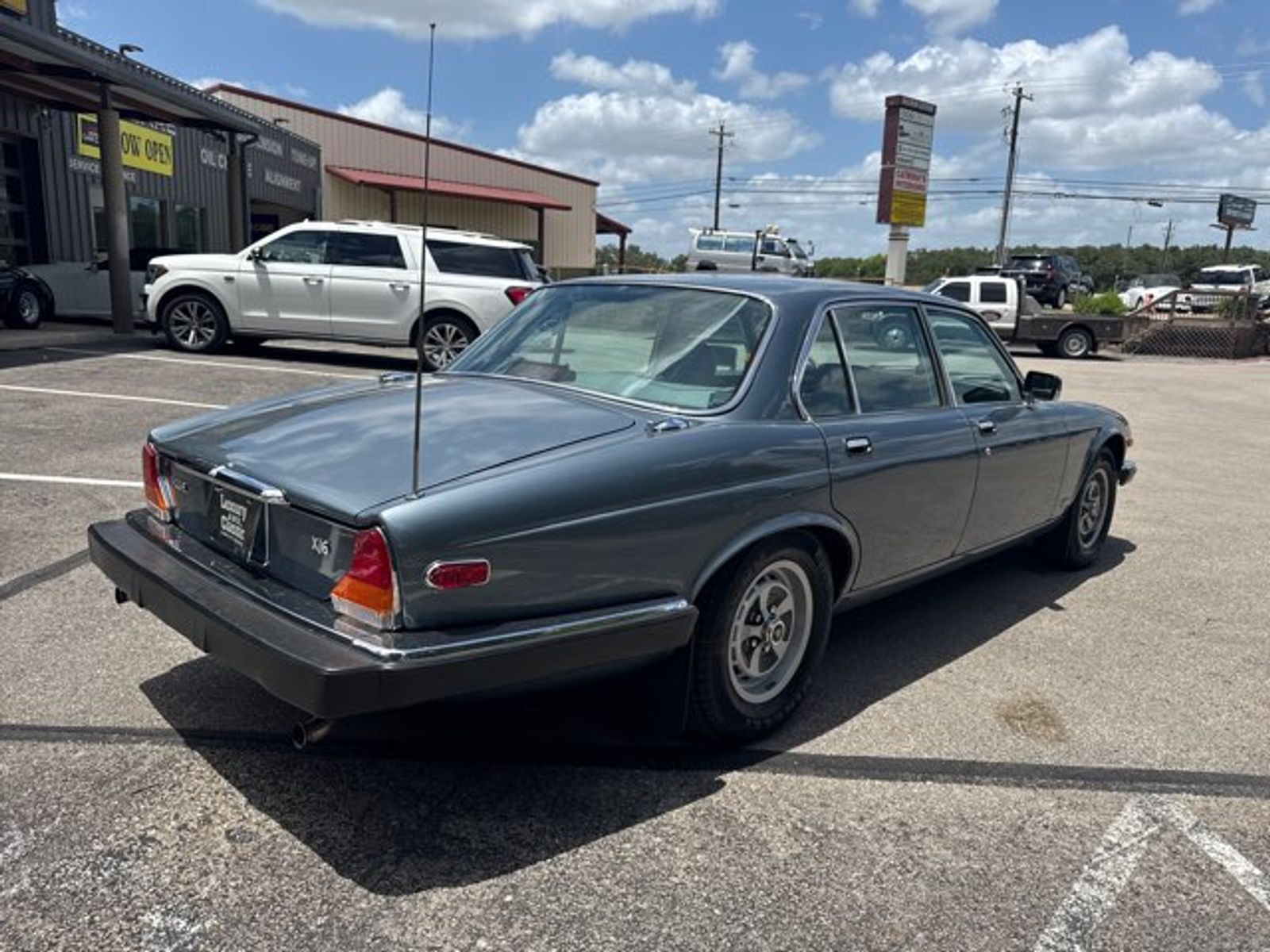 Jaguar-XJ-1986-Sedan-2