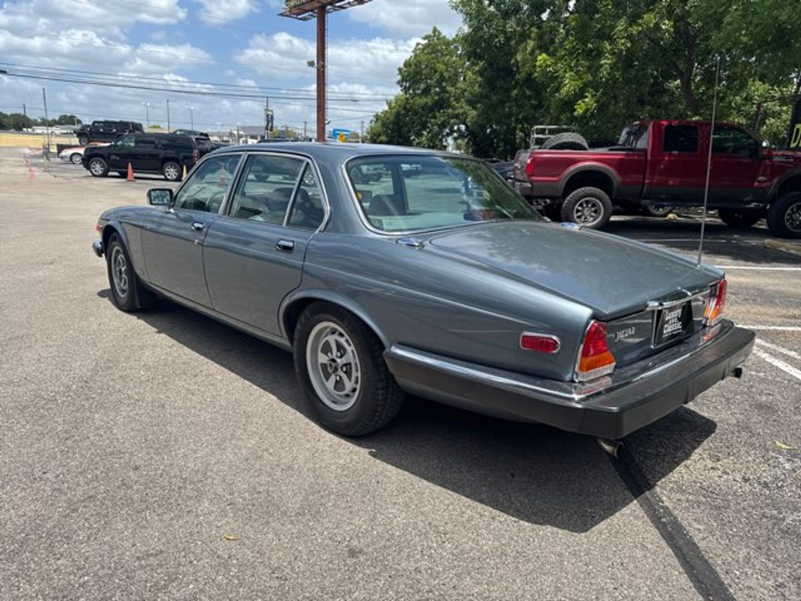Jaguar-XJ-1986-Sedan-3