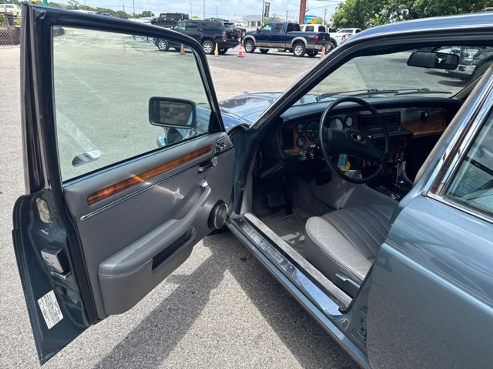 Jaguar-XJ-1986-Sedan-4