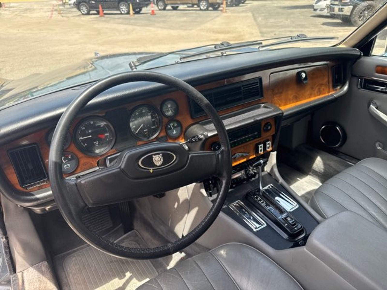 Jaguar-XJ-1986-Sedan-6