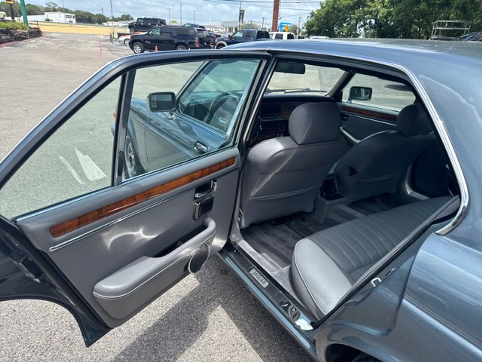 Jaguar-XJ-1986-Sedan-9
