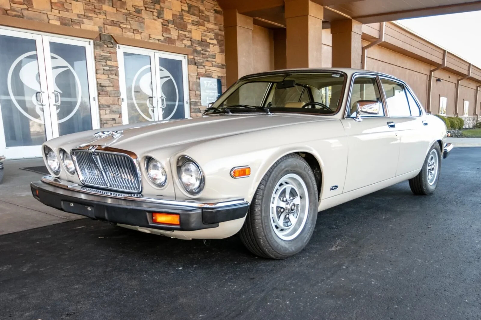 Jaguar-XJ6-1986-Sedan-28