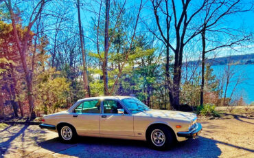 Jaguar-XJ6-1986-Sedan
