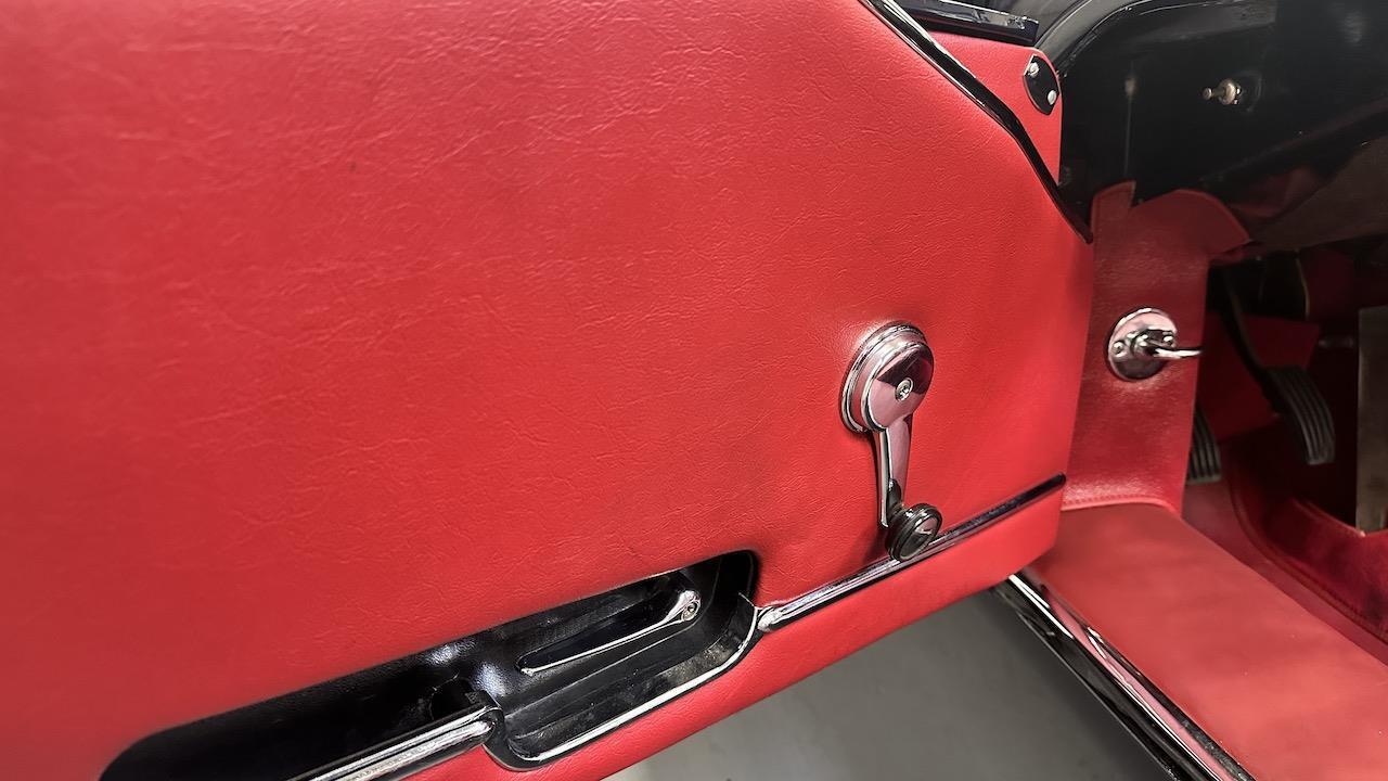 Jaguar-XK-1968-Convertible-30