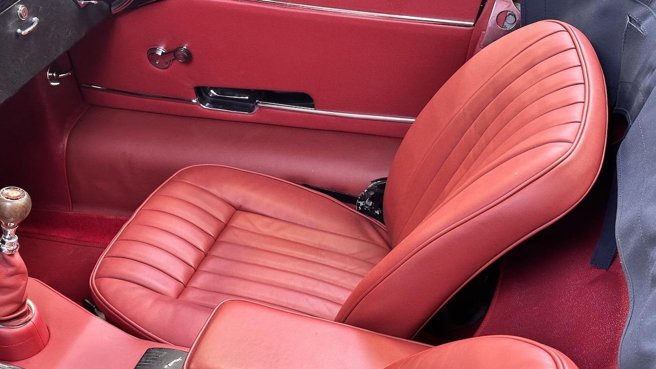 Jaguar-XK-1968-Convertible-36