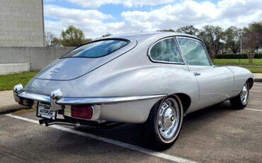 Jaguar-XK-1969-Classic-Car-10