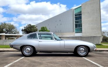 Jaguar-XK-1969-Classic-Car-11