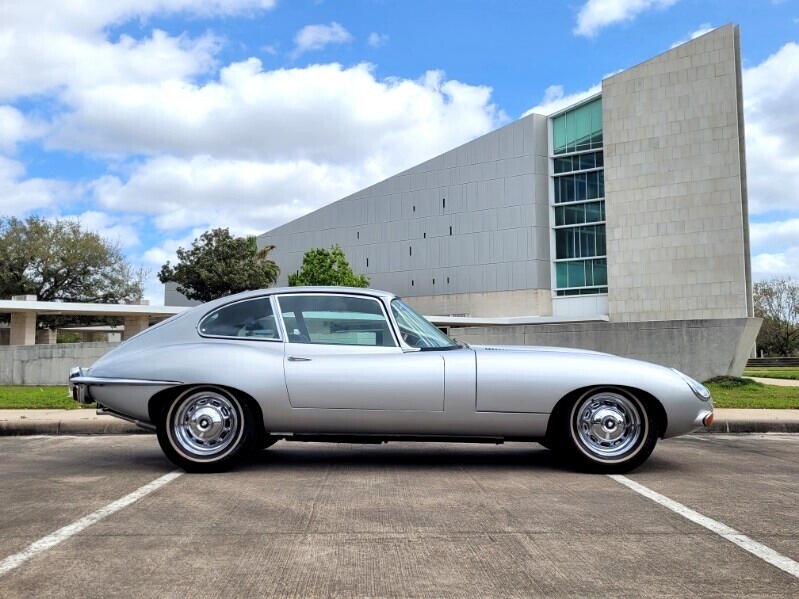Jaguar-XK-1969-Classic-Car-11
