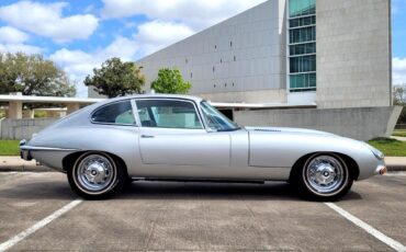 Jaguar-XK-1969-Classic-Car-12