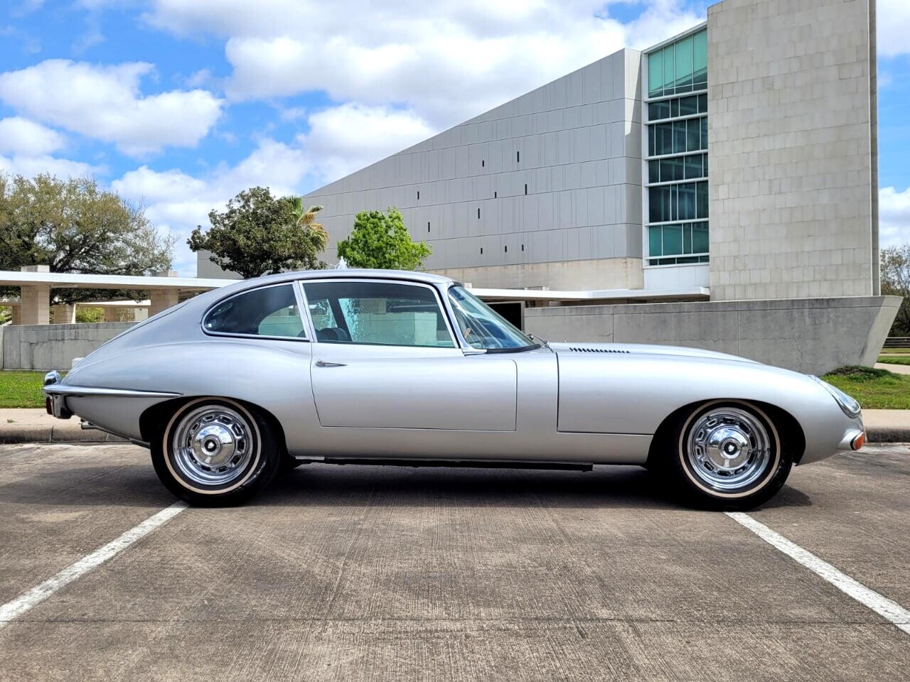 Jaguar-XK-1969-Classic-Car-12