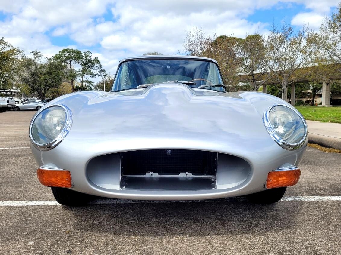 Jaguar-XK-1969-Classic-Car-15