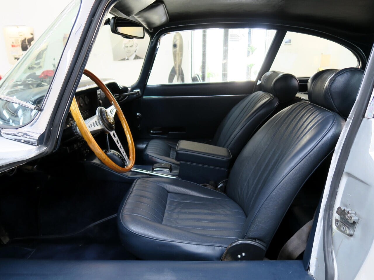 Jaguar-XK-1969-Classic-Car-19