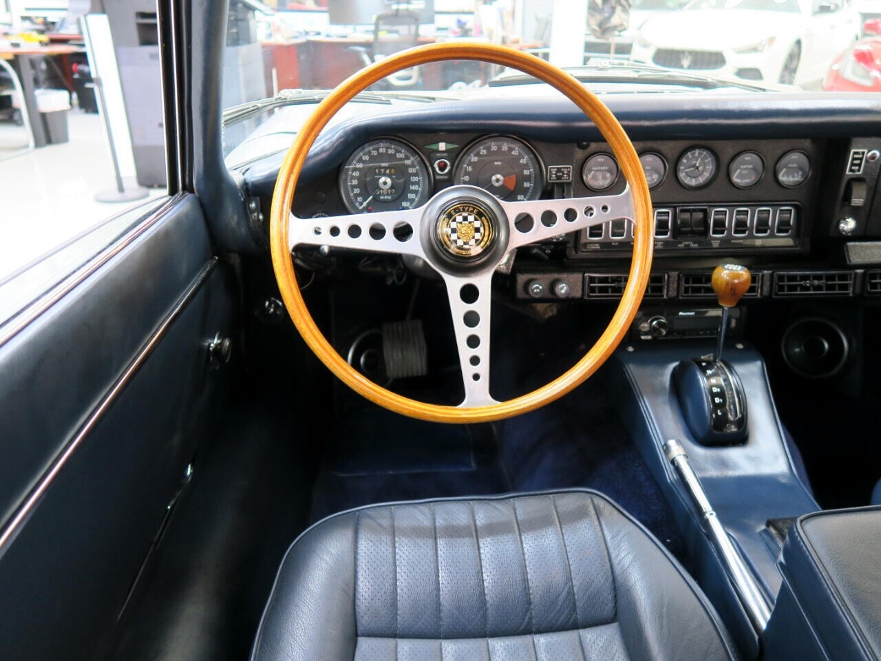 Jaguar-XK-1969-Classic-Car-21