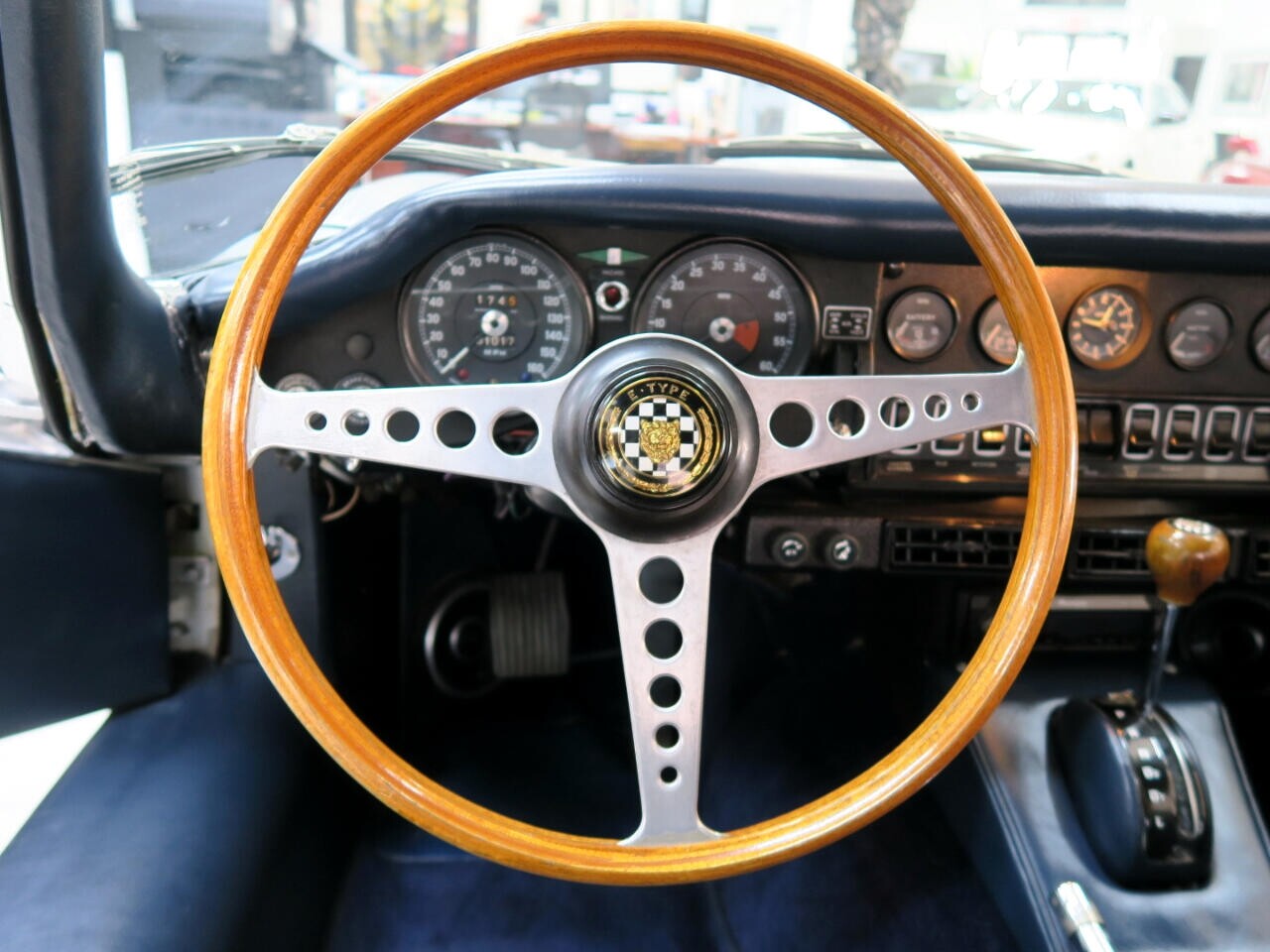 Jaguar-XK-1969-Classic-Car-22