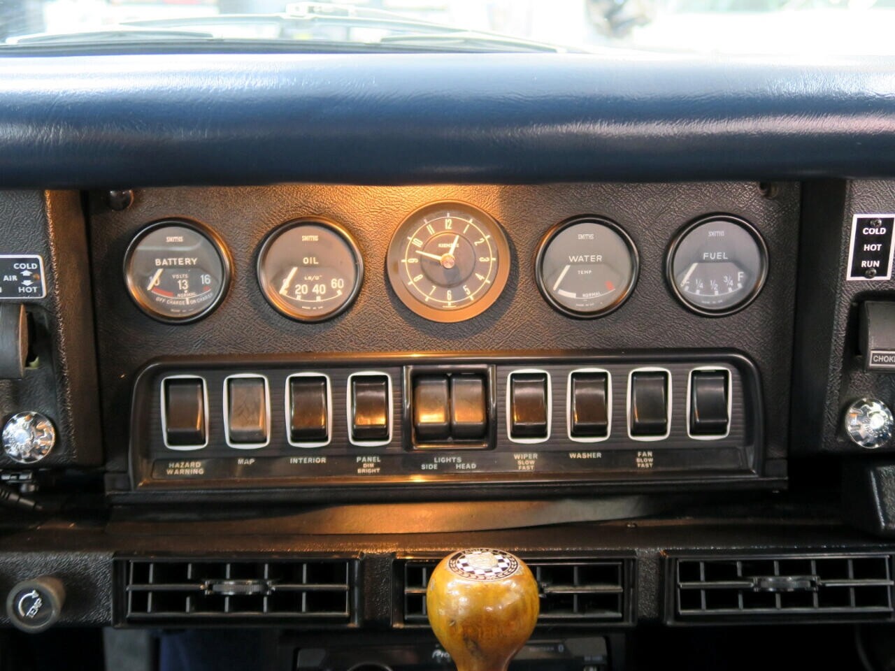 Jaguar-XK-1969-Classic-Car-23