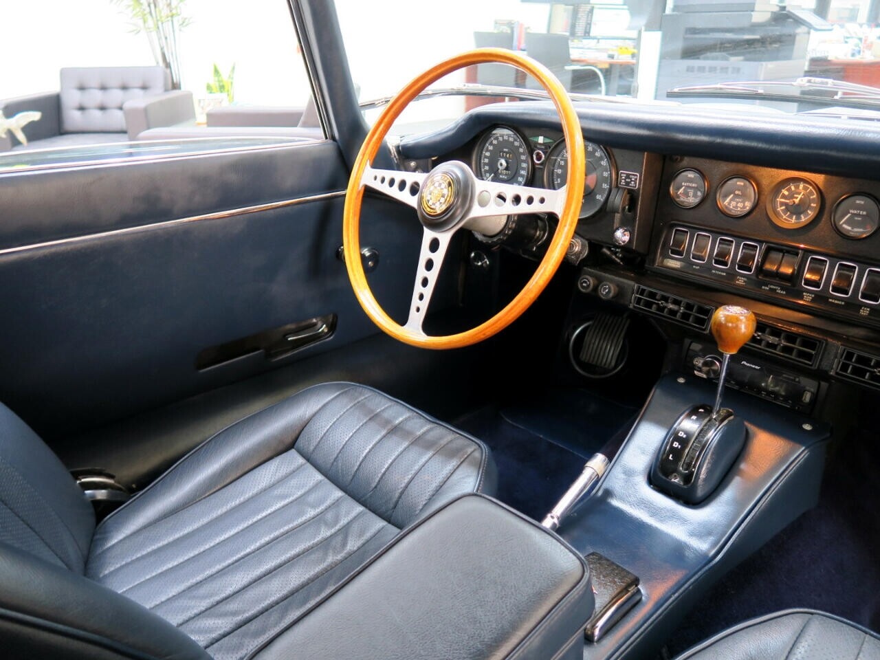 Jaguar-XK-1969-Classic-Car-26