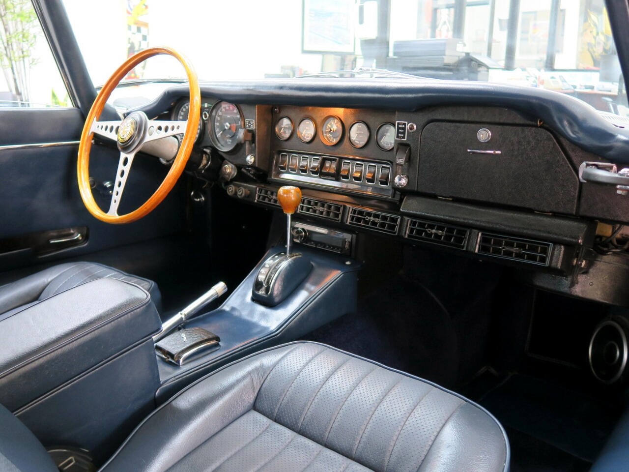 Jaguar-XK-1969-Classic-Car-32