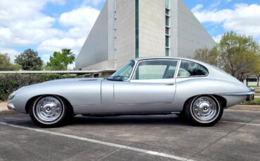 Jaguar-XK-1969-Classic-Car-4