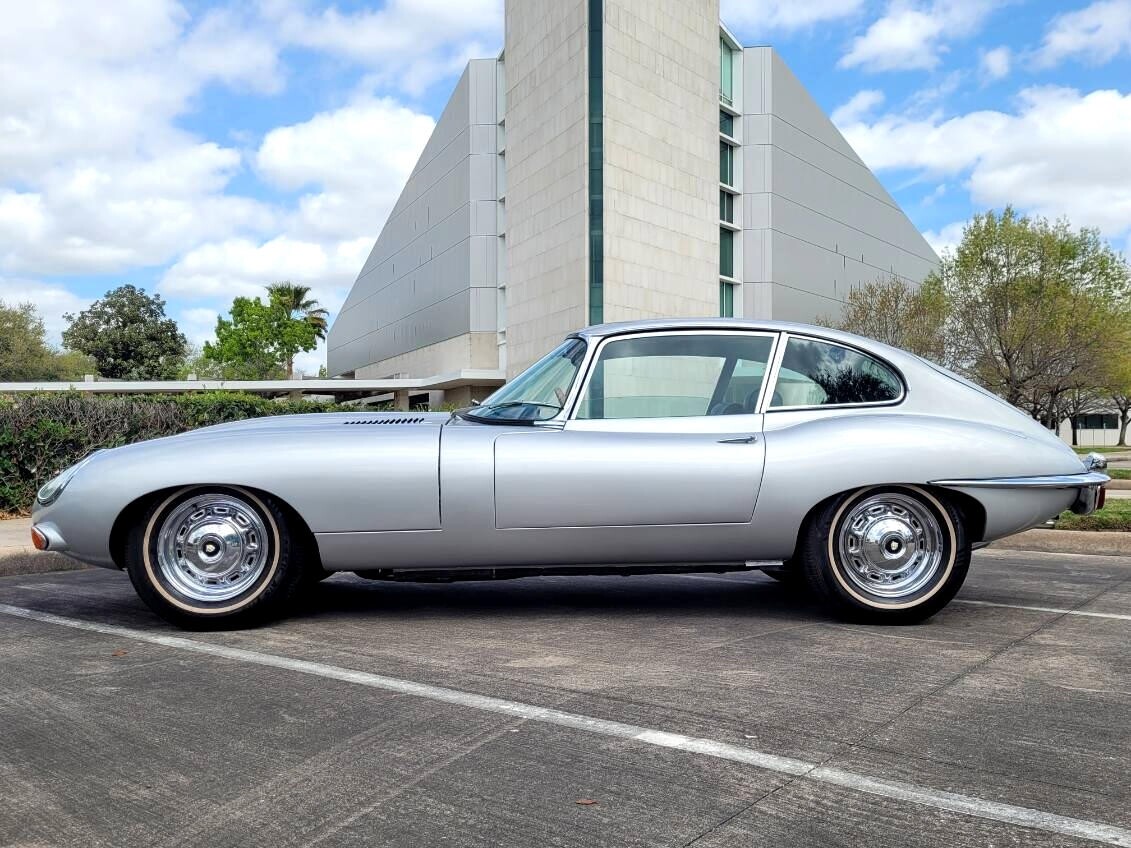 Jaguar-XK-1969-Classic-Car-4