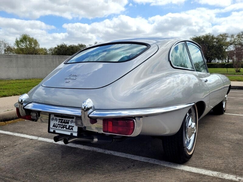 Jaguar-XK-1969-Classic-Car-9