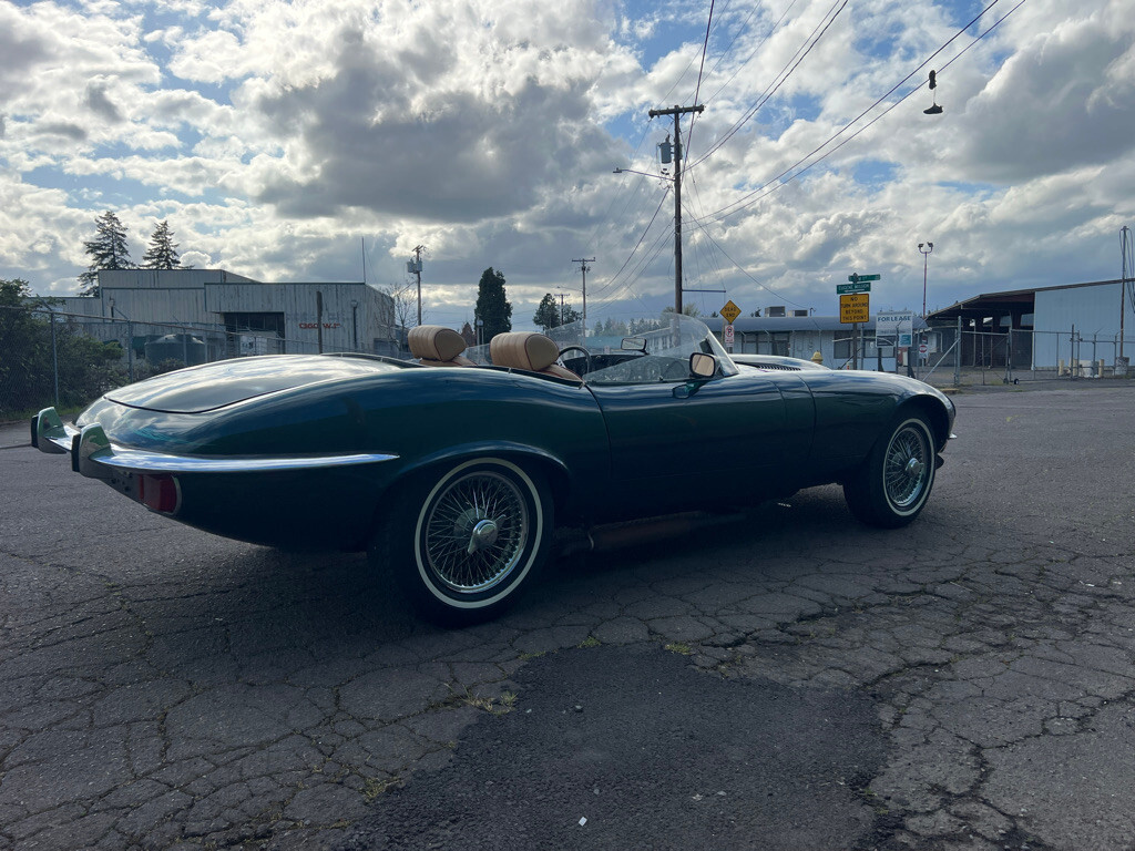 Jaguar-XKE-V12-SPEEDSTER-1972-Convertible-11
