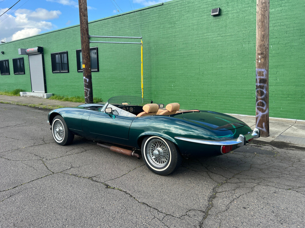 Jaguar-XKE-V12-SPEEDSTER-1972-Convertible-8
