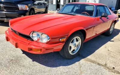 Jaguar Xj-s  1976 red