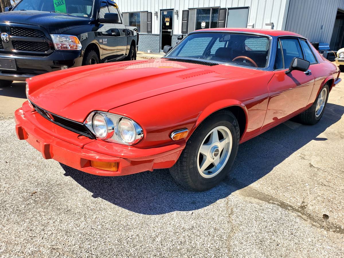 Jaguar-Xj-s-1976-red