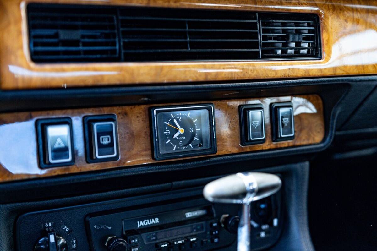 Jaguar-Xjs-1982-white-21