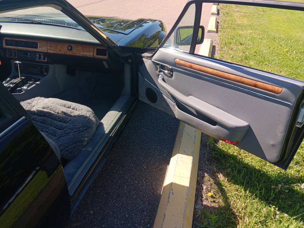 Jaguar-Xjs-1984-black-12