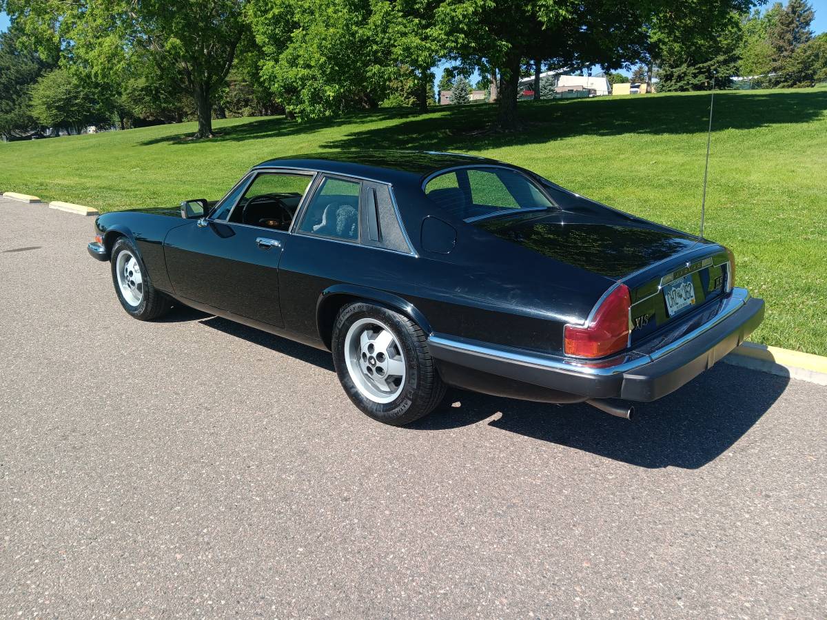 Jaguar-Xjs-1984-black-9