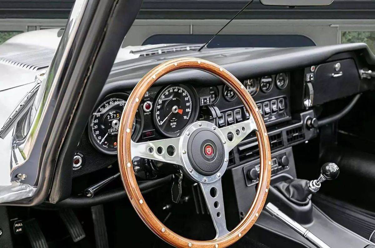 Jaguar-Xke-1974-silver-14