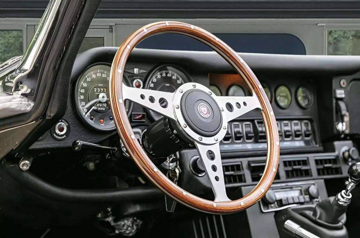Jaguar-Xke-1974-silver-15