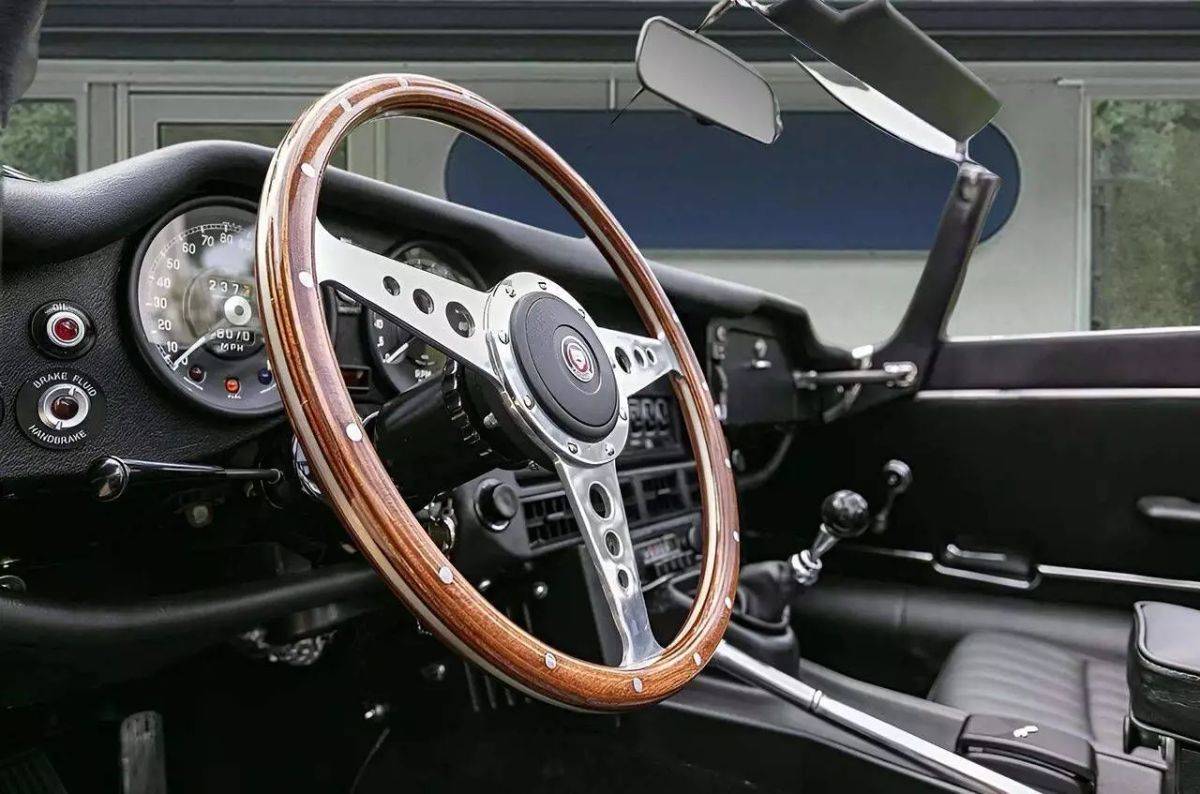 Jaguar-Xke-1974-silver-16
