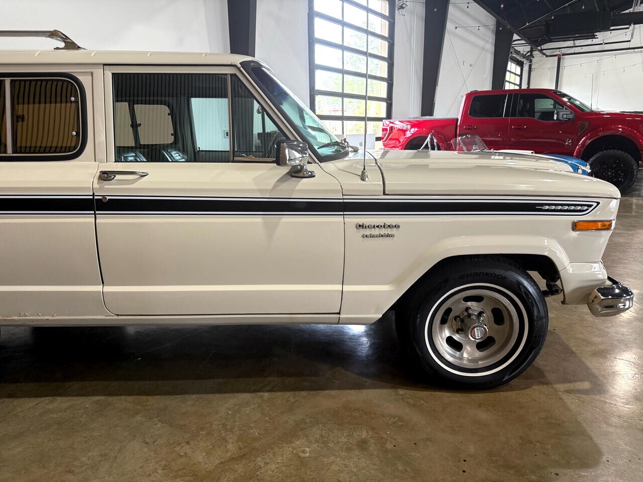 Jeep-Cherokee-1974-SUV-13